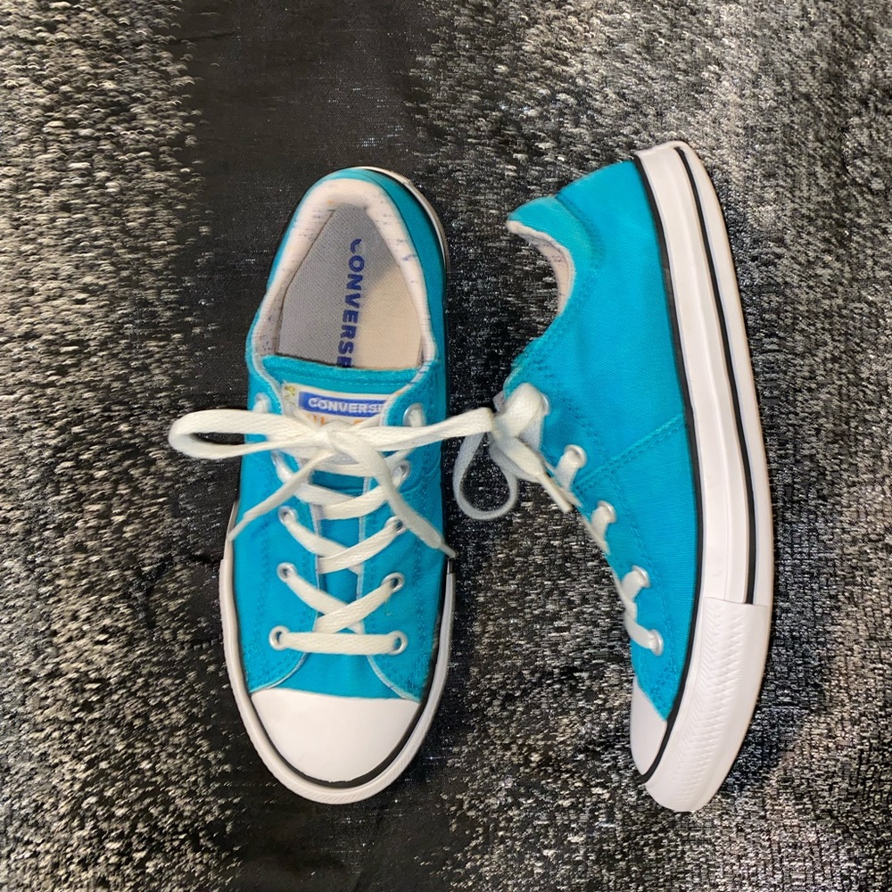 Turquoise low converse size 4